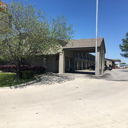 Quest Inn Уедърфорд Екстериор снимка