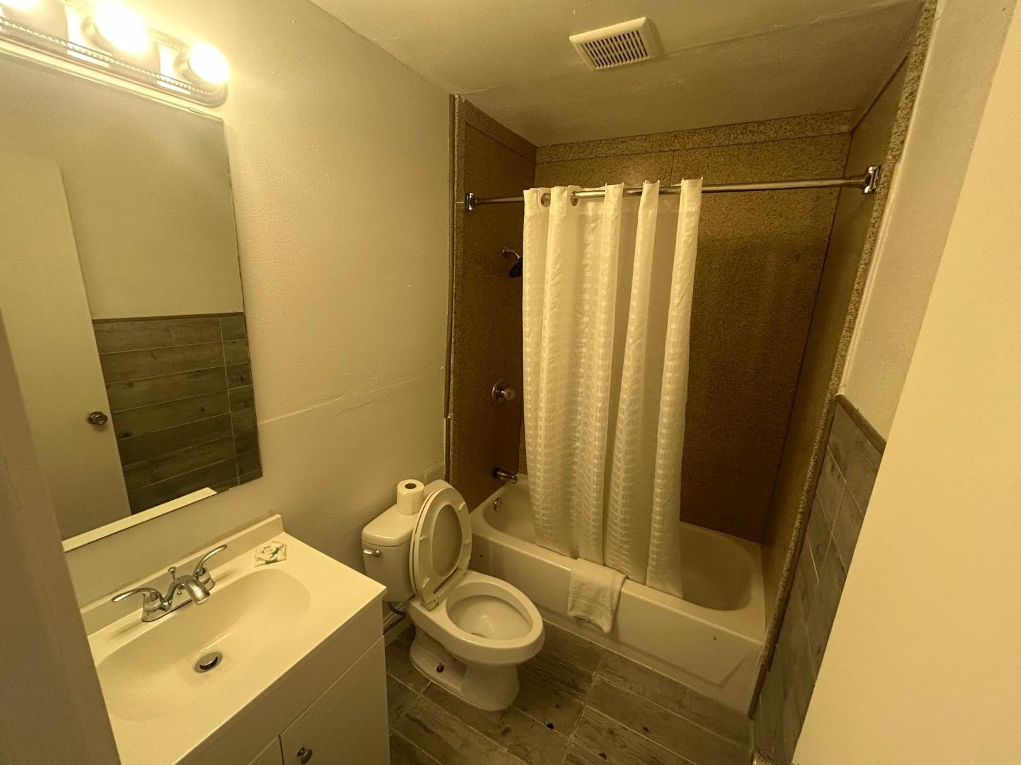 Quest Inn Уедърфорд Екстериор снимка