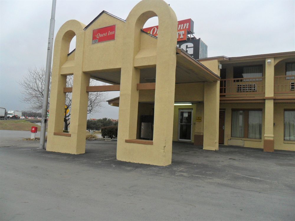 Quest Inn Уедърфорд Екстериор снимка
